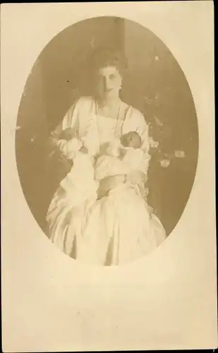 Foto Ak Margarete von Sachsen mit Zwillingstöchtern Maria Antonia und Maria Adelgunde, 1921