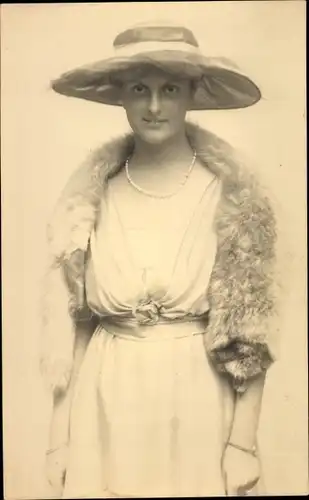 Foto Ak Prinzessin Anna von Sachsen, Standportrait, Fuchsstola, 1920