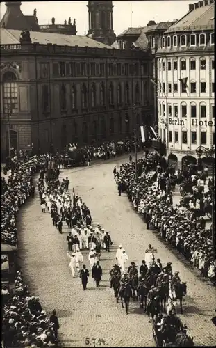 Ak Dresden, Festzug zum Sachsentag 1914, Militärverein der Überseetruppen, Hotel Stadt Berlin