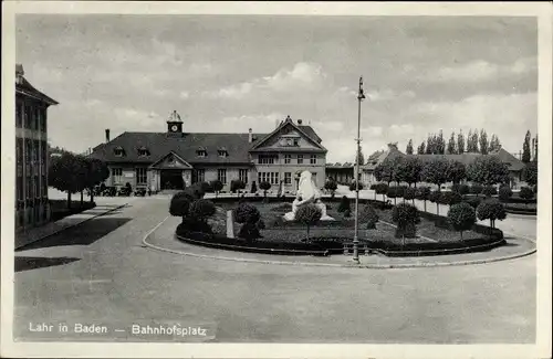 Ak Lahr im Schwarzwald Baden, Bahnhofsplatz, Kriegerdenkmal