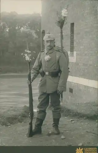 Foto Deutscher Soldat in Uniform, Marschgepäck, Pickelhaube, Gewehr, Blumenschmuck