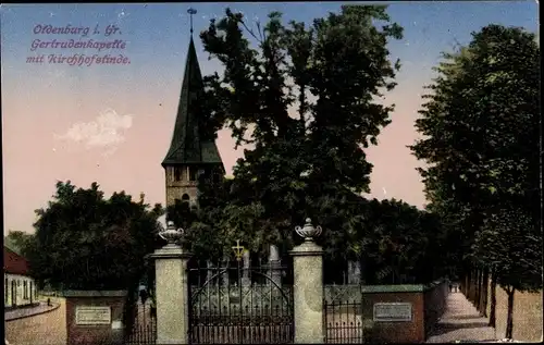 Ak Oldenburg in Oldenburg, Gertrudenkapelle mit Kirchhofslinde