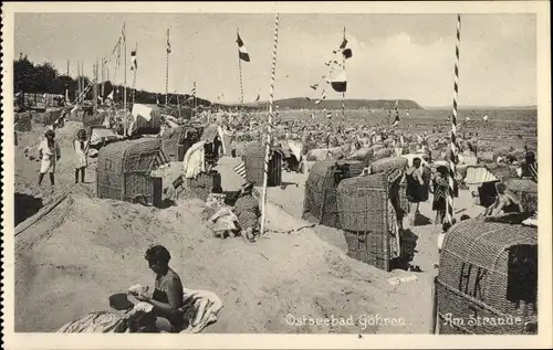 Ak Ostseebad Göhren auf Rügen, Am Strande, Badegäste, Strandkörbe, Fahnen