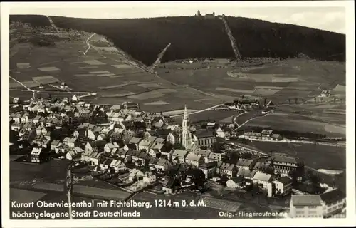 Ak Oberwiesenthal im Erzgebirge Sachsen, Fliegeraufnahme der Ortschaft und Umgebung