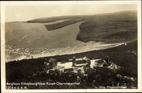 Ak Oberwiesenthal im Erzgebirge Sachsen, Fliegeraufnahme vom Berghaus Fichtelberg