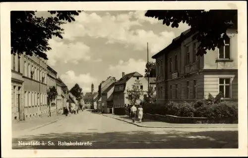 Ak Neustadt in Sachsen, Bahnhofstraße mit Geschäfts- und Wohnhäusern, Passanten