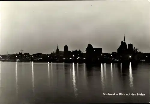 Ak Stralsund in Vorpommern, Blick auf den Hafen, Nacht