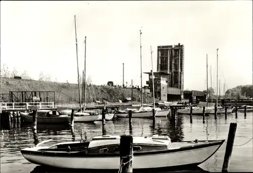 Ak Stralsund in Vorpommern, an der Rügendammbrücke, Boote vor Anker, Segelboote