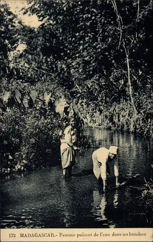 Ak Madagaskar, Femme puisant de l'eau dans un bambou