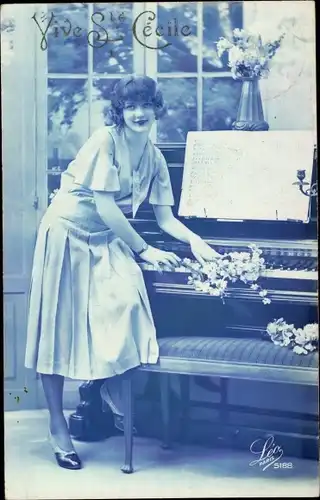 Ak Vive Sainte Cecile, Frau am Klavier, Blumen, Noten