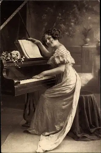 Ak Frau am Klavier, Blumen, Noten, Klavierspiel