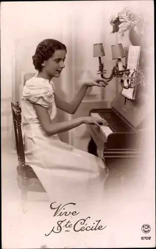 Ak Vive Sainte Cecile, Mädchen am Klavier, Noten, Blumen