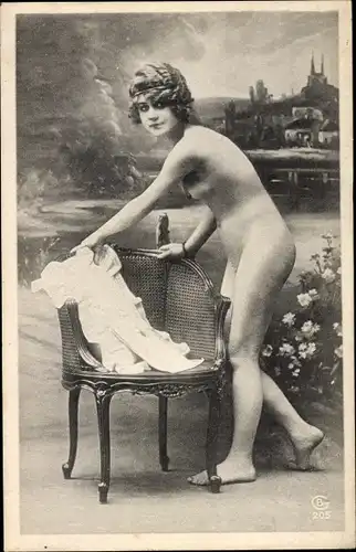 Foto Ak Stehende nackte Frau mit Stuhl, Frauenakt, Busen