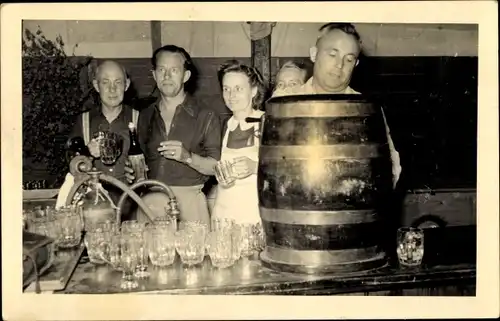 Foto Ak Holtensen am Deister Wennigsen Niedersachsen, Wirt beim Bier zapfen, Gäste