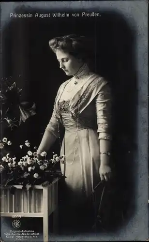 Ak Prinzessin August Wilhelm von Preußen, Alexandra Viktoria, Standportrait, NPG 4003