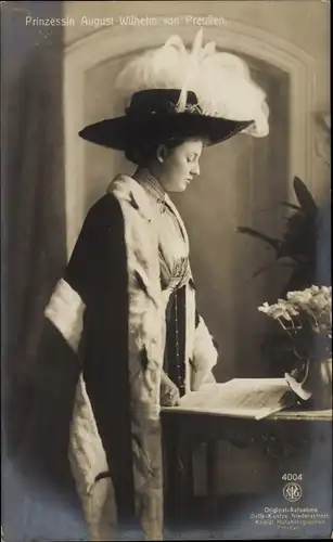 Ak Prinzessin August Wilhelm von Preußen, Alexandra Viktoria, Standportrait, NPG 4004