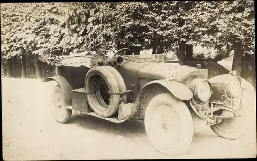 Foto Ak Deutscher Soldat in einem Automobil, Str. 343