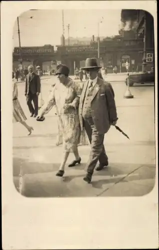 Foto Ak Szene aus einer Stadt, Straßenpartie, Ehepaar, Passanten