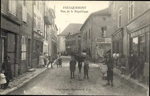 Ak Faulquemont Falkenberg Lothringen Moselle, Rue de la Republique, Passanten