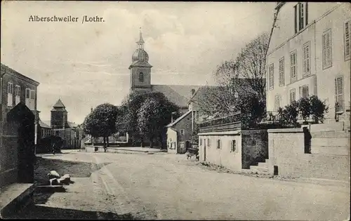 Ak Abreschviller Alberschweiler Lothringen Moselle, Straßenpartie mit Kirche