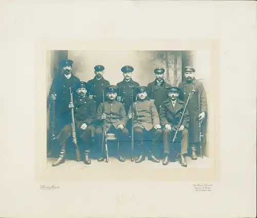 Foto Männer in Uniform mit Gewehren, Eisenbahner?, Gruppenbild