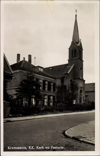 Ak Krommenie Zaanstad Nordholland Niederlande, R. K. Kerk en Pastorie