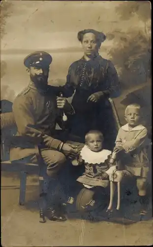 Foto Ak Deutscher Soldat in Uniform mit Frau und Kindern, Junge auf einem Schaukelpferd