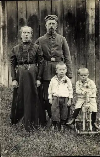 Foto Ak Deutscher Soldat in Uniform mit Frau und Kindern, Kleinkind auf Schaukelpferd