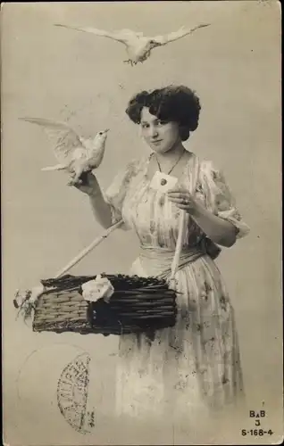 Ak Junge Frau mit Bauchladen, weiße Tauben, Brief