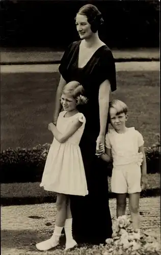 Ak Königin Astrid, Princesse Josephine Charlotte, le Prince Baudouin