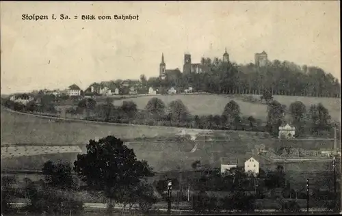 Ak Stolpen in Sachsen, Blick vom Bahnhof auf die Ortschaft und Schlossruine