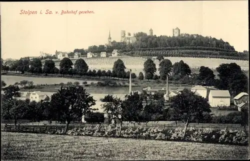 Ak Stolpen in Sachsen, Blick vom Bahnhof auf die Ortschaft und Schlossruine