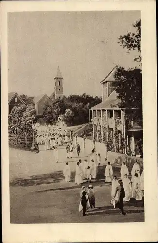 Ak Ambositra Madagaskar, La sortie de l'Eglise, Personen kommen aus der Kirche