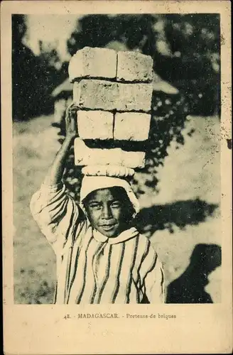 Ak Madagaskar, Porteuse de briques, Ziegelsteinträgerin