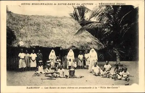 Ak Dahomey Benin, Mission, Les Soeurs et leurs eleves en promenade a la Villa des Cocos