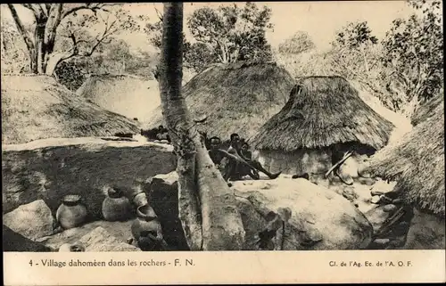 Ak Dahomey Benin, Village dahomeen dans les rochers