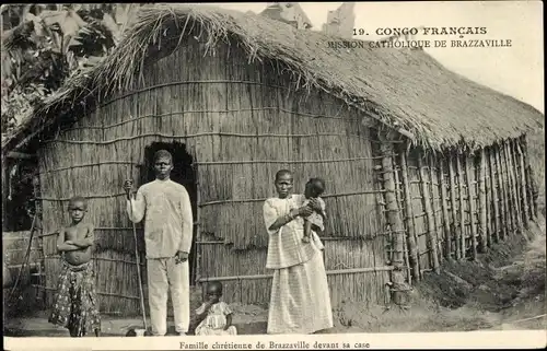 Ak Brazzaville Französisch Kongo, Famille chretienne de Brazzaville devant sa case