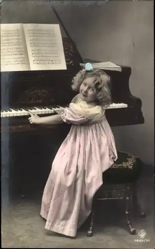 Ak Mädchen in Kleid am Klavier, Noten