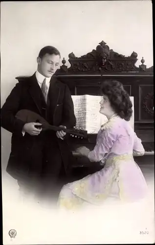 Ak Liebespaar spielt Musikinstrumente, Klavier, Noten