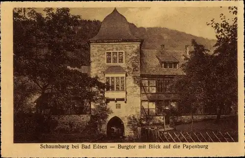 Ak Schaumburg Rinteln an der Weser, Burgtor mit Blick auf die Papenburg