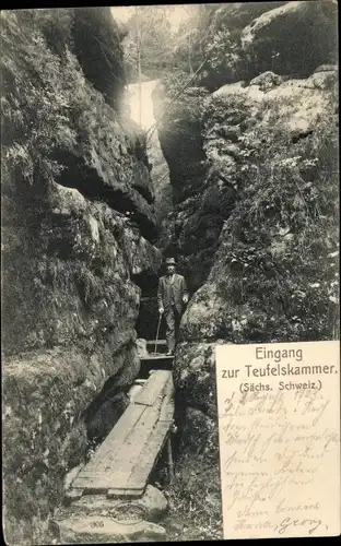 Ak Wehlen an der Elbe Sächsische Schweiz, Teufelskammer, Eingang, Mann mit Stock