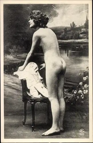 Foto Ak Frauenakt, stehende nackte Frau, Po
