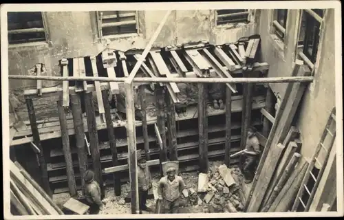 Foto Ak Männer auf einer Baustelle, Innenhof eines Hauses, Gerüst