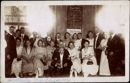 Foto Ak Duisburg im Ruhrgebiet, Gruppenbild aus dem Restaurant Wolfsburg, Sommernachtsball