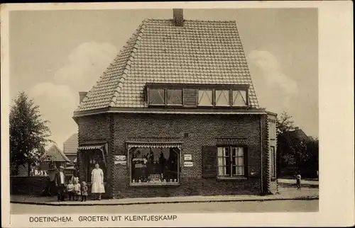 Ak Doetinchem Gelderland, Kleintjeskamp, Personen vor einer Handlung, Maggi Reklametafel