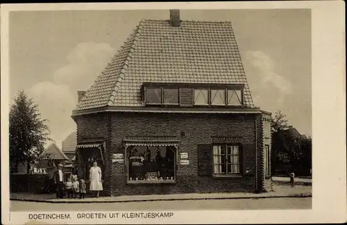 Ak Doetinchem Gelderland, Kleintjeskamp, Personen vor einer Handlung, Maggi Reklametafel