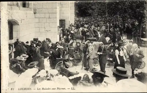 Ak Lourdes Hautes Pyrénées, Les Malades aux Piscines