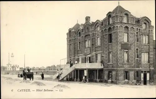 Ak Cayeux sur Mer Somme, Straßenpartie mit Blick auf das Hotel Bellevue, Kutsche