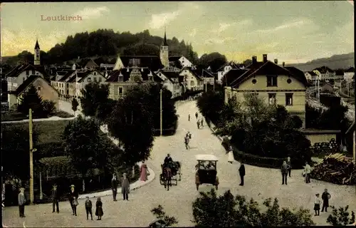 Ak Leutkirch im Allgäu Württemberg, Blick auf den Ort, Passanten