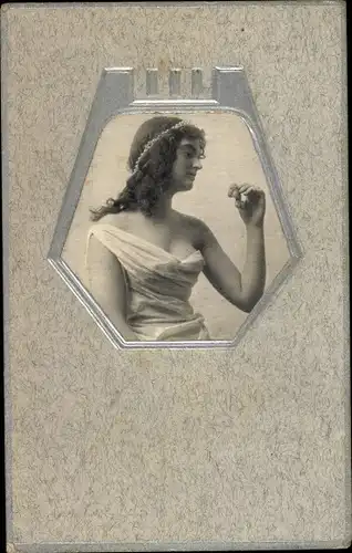 Präge Ak Frau in weißem Kleid, Portrait, Kopfschmuck